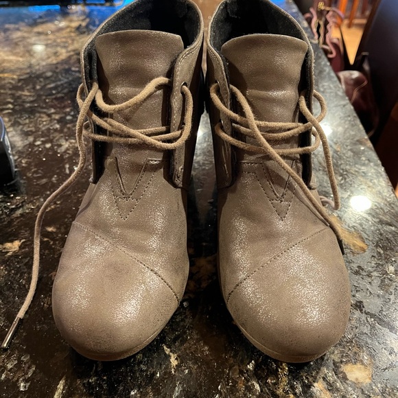 Tom’s ankle boats - Picture 2 of 3